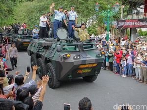 Meriahnya Kirab Drumband HUT TNI ke-77 di Malioboro Jogja Meriahnya Kirab Drumband HUT TNI ke-77 di Malioboro Jogja