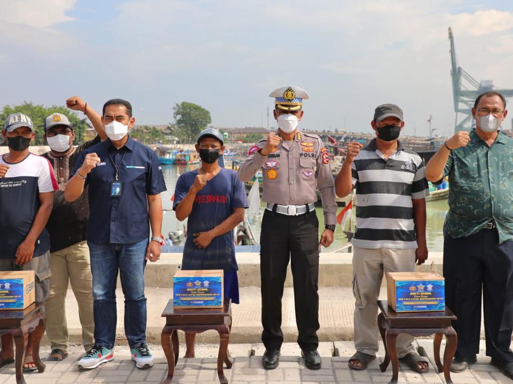 Bantu Nelayan, Korlantas Bagi 500 Paket Sembako di Cilincing Jakut