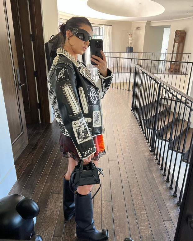 Kourtney Kardashian/Foto : instagram.com/kourtneykardash Kourtney Kardashian menenteng tas kecil Balenciaga Neo Classic Mini