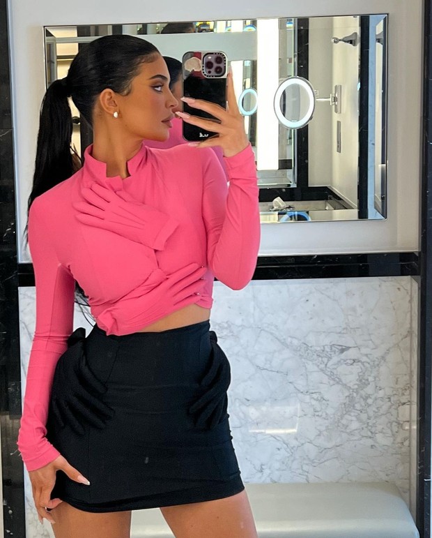 Kylie Jenner/Foto : instagram.com/kyliejenner Kylie Jenner memakai anting berlian