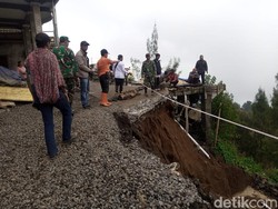 Satu Desa di Probolinggo Terisolir gegara Jalan Ambles Akibat Longsor