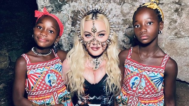 Madonna bersama Stelle dan Estere/Foto: Instagram.com/madonna Pola asuh anak ala Madonna