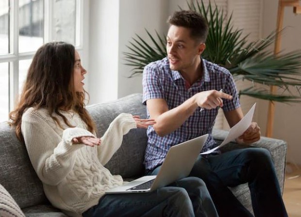 Melindungi dari hutang/ foto: Freepik/ yanalya Pasangan