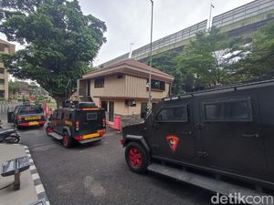 3 Mobil Taktis Brimob Merapat ke Bareskrim Jelang Sambo dkk Ditampilkan 3 Mobil Taktis Brimob Merapat ke Bareskrim Jelang Sambo dkk Ditampilkan