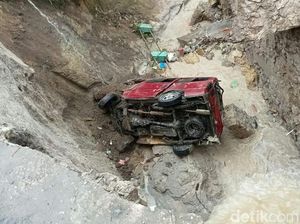 Mobil Warga Terperosok Jalan Ambles di Toba