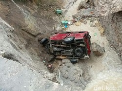 Mobil Warga Terperosok Jalan Ambles di Toba