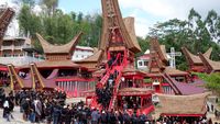 Momen Jenazah Bangsawan Toraja Diarak Keliling Kampung