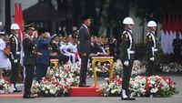Momen Jokowi Pimpin Upacara HUT ke-77 TNI di Istana Negara