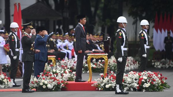 Momen Jokowi Pimpin Upacara HUT ke-77 TNI di Istana Negara