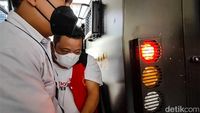 Momen Kuat Maruf dkk Dikawal Brimob Tiba di Mabes Polri