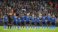 Para pemain Club Brugge mengheningkan cipta untuk mengenang para korban tragedi stadion Indonesia sebelum pertandingan sepak bola Grup B Liga Champions antara Club Brugge dan Atletico Madrid di stadion Jan Breydel di Bruges, Belgia. AP/Geert Vanden Wijngaert