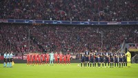Pemain Bayern, kiri, dan Plzen terlihat mengheningkan cipta beberapa menit sebelum pertandingan sepak bola grup C Liga Champions antara Bayern Munich dan Viktoria Plzen di Munich, Jerman. AP/Matthias Schrader