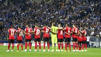 Pemain Leverkusen berdiri di lapangan saat mengheningkan cipta untuk mengenang para korban di Stadion Kanjuruhan di Indonesia, sebelum dimulainya pertandingan sepak bola grup B Liga Champions antara FC Porto dan Bayer 04 Leverkusen di stadion Dragao di Porto, Portugal. AP/Luis Vieira