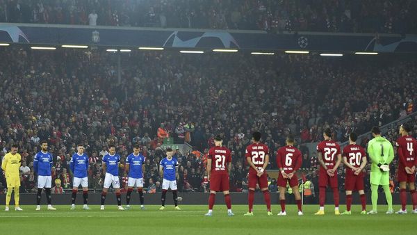 Momen Pemain Liga Champions Mengheningkan Cipta untuk Tragedi Kanjuruhan