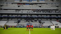 Para pemain mengheningkan cipta selama satu menit, untuk mengenang para korban tewas terinjak-injak saat pertandingan sepak bola di Indonesia, sebelum pertandingan sepak bola grup D Liga Champions antara Marseille dan Sporting di stadion Velodrome di Marseille, Prancis selatan, Selasa, (4/10/2022). AP/Daniel Cole