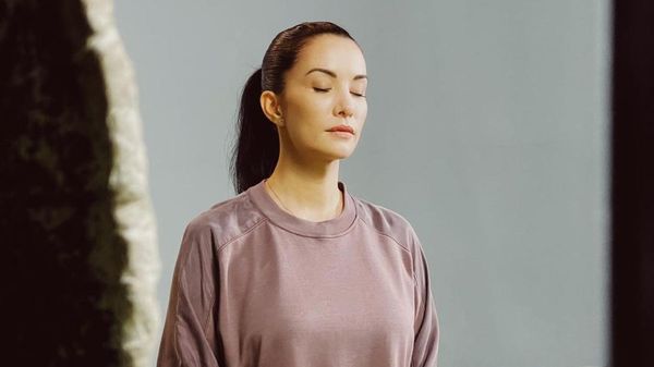 Nadya Hutagalung Terbiasa Meditasi buat Tenangkan Pikiran, Begini Potretnya