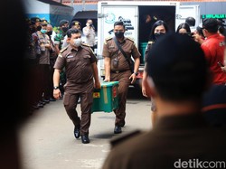 Polri: Sambo Cs Diserahkan ke Kejagung dengan Barbuk 3 Kontainer Plastik
