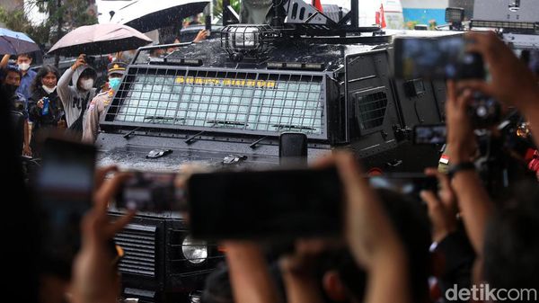Naik Mobil Rantis, Ferdy Sambo Diserahkan ke Kejagung