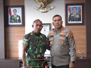 Pangdam Kasuari Terima Maaf Kapolda Papua Barat soal Polisi Jilat Kue HUT TNI Pangdam Kasuari Terima Maaf Kapolda Papua Barat soal Polisi Jilat Kue HUT TNI