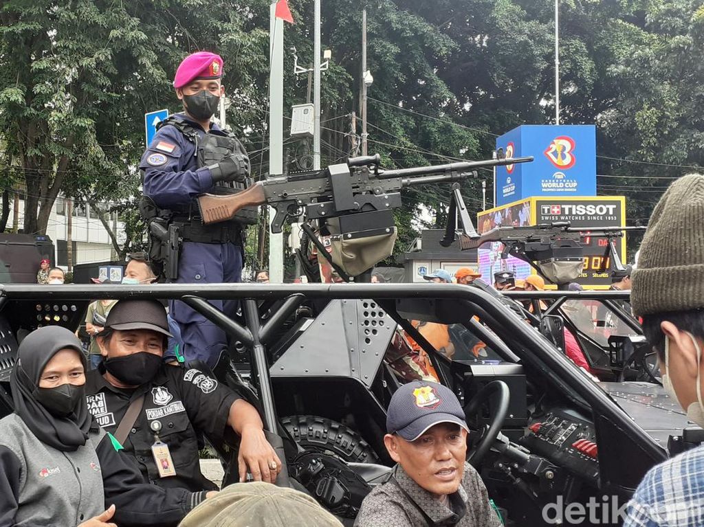 Antusiasme Warga Saat Parade Alutsista TNI Lintasi Bundaran HI