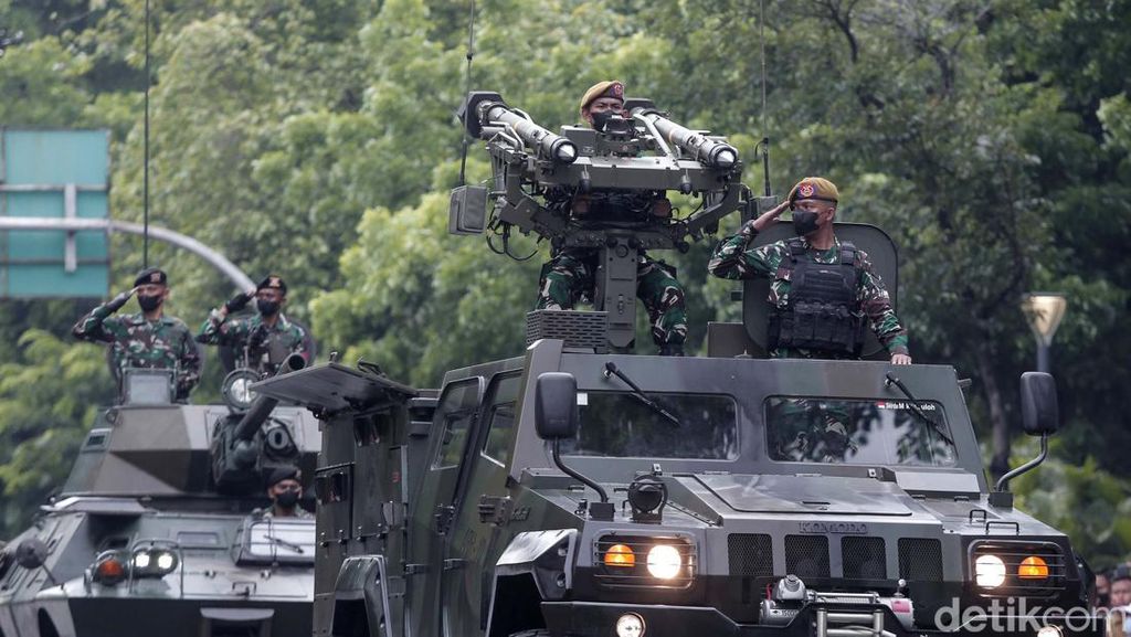 Parade Prajurit dan Alutsista TNI di Depan Istana Merdeka Parade Prajurit dan Alutsista TNI di Depan Istana Merdeka
