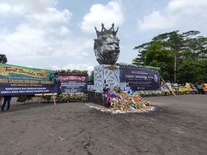 Semua Turut Berduka, Patung Singa Stadion Kanjuruhan Dipenuhi Bunga