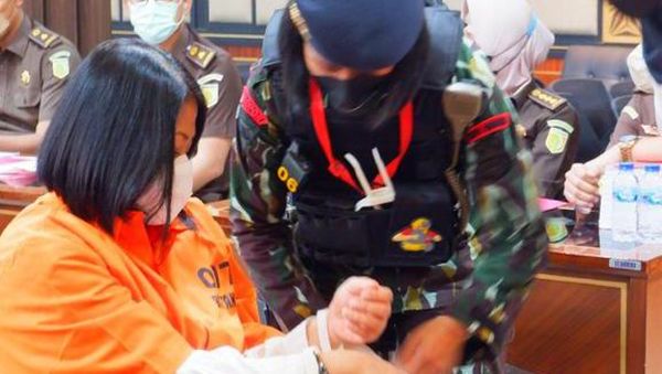 Momen Istri Ferdy Sambo Diserahkan ke Kejaksaan Agung