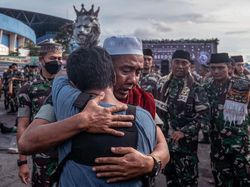 Pelukan Hangat TNI-Aremania Saat Doa Bersama di Kanjuruhan