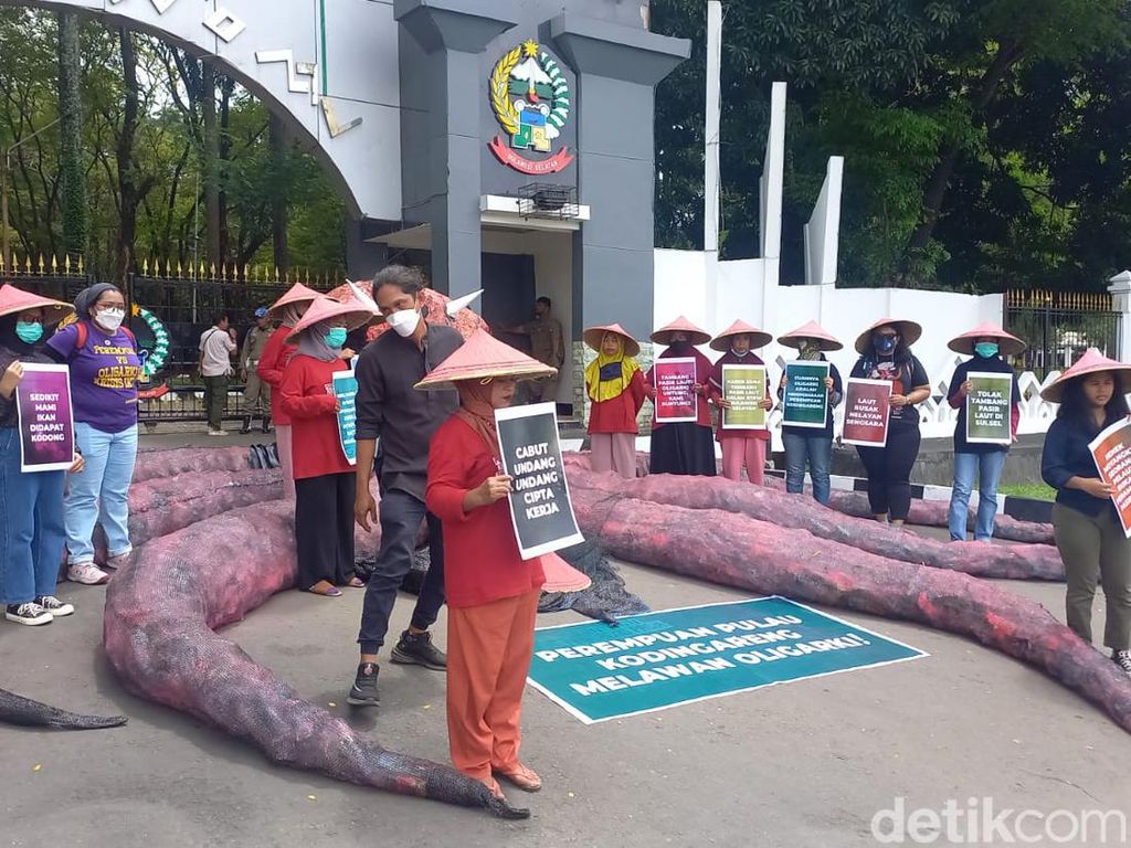Perempuan Pulau Kodingareng Demo Kantor Gubernur Sulsel, Protes Tambang Pasir