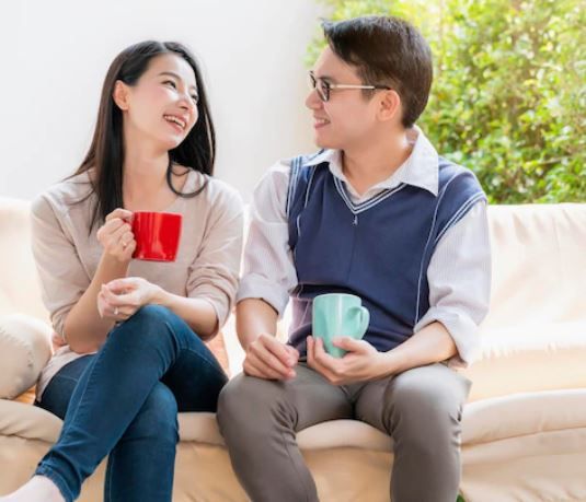 Pasangan sedang mengobrol