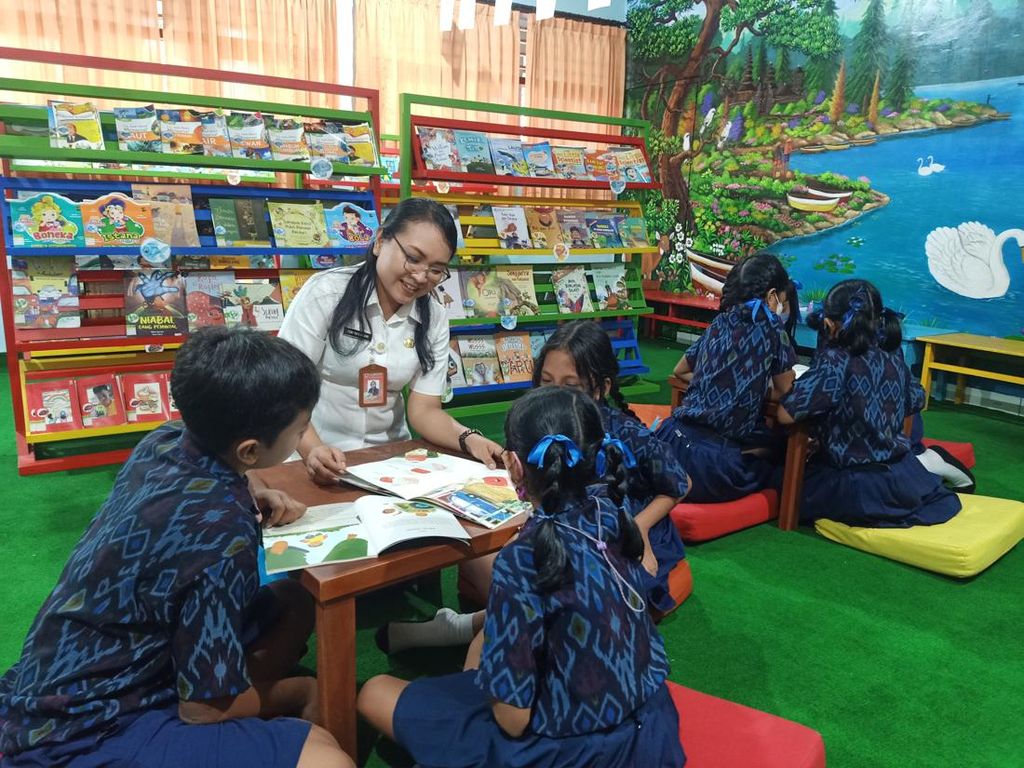 Semangat Yeny, Guru SD di Denpasar Bikin Siswa Betah di Perpustakaan Semangat Yeny, Guru SD di Denpasar Bikin Siswa Betah di Perpustakaan