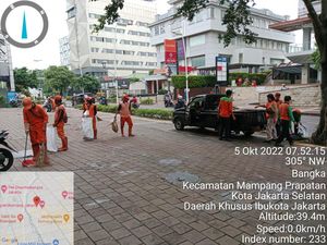 Banjir Kemang Raya Surut, Petugas Dikerahkan Singkirkan Sampah-Lumpur