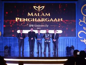 Pj Gubernur Sulbar Raih Penghargaan Mitra Pengabdian Terbaik dari IPB