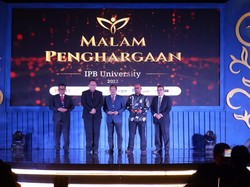 Pj Gubernur Sulbar Raih Penghargaan Mitra Pengabdian Terbaik dari IPB