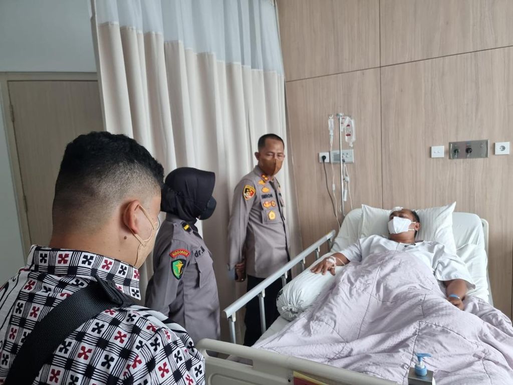 Ngamuk Bawa Golok, Pria ODGJ di KBB Lukai Polisi Ngamuk Bawa Golok, Pria ODGJ di KBB Lukai Polisi