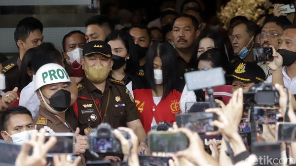 Potret Putri Candrawathi Berbaju Tahanan Kejagung