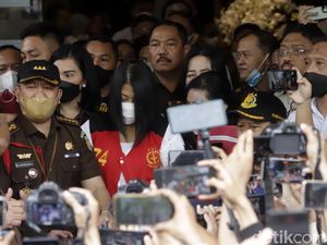 Potret Putri Candrawathi Berbaju Tahanan Kejagung