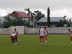 PSM Latihan di Bawah Guyuran Hujan, Pluim-Everton Main Juggling