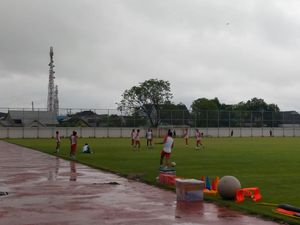 Pemain PSM Kenakan Pita Hitam saat Latihan Mengenang Tragedi Kanjuruhan Pemain PSM Kenakan Pita Hitam saat Latihan Mengenang Tragedi Kanjuruhan