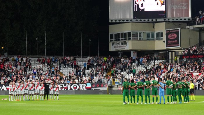 MADRID, SPAIN - OCTOBER 03: Both teams and fans observe a minute of silence for the tragedy at the Kanjuruhan Stadium in Indonesia prior to the LaLiga Santander match between Rayo Vallecano and Elche CF at Campo de Futbol de Vallecas on October 03, 2022 in Madrid, Spain. (Photo by Angel Martinez/Getty Images)