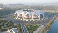 Ini dia posisi pertama staion dengan kapasitas penonton terbanyak di dunia diraih oleh Rungrado Stadium di Pyongyang, Korea Utara. Stadion ini menempati area seluas 20,7 hektare dan mampu menampung penonton sebanyak 114.000 orang. Dok. KCNA/stadiumdb.com  