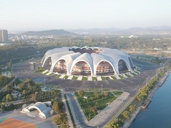 Ini dia posisi pertama staion dengan kapasitas penonton terbanyak di dunia diraih oleh Rungrado Stadium di Pyongyang, Korea Utara. Stadion ini menempati area seluas 20,7 hektare dan mampu menampung penonton sebanyak 114.000 orang. Dok. KCNA/stadiumdb.com  