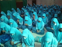 Siswa MAN 2 Kudus Salat Gaib untuk Korban Tragedi Kanjuruhan