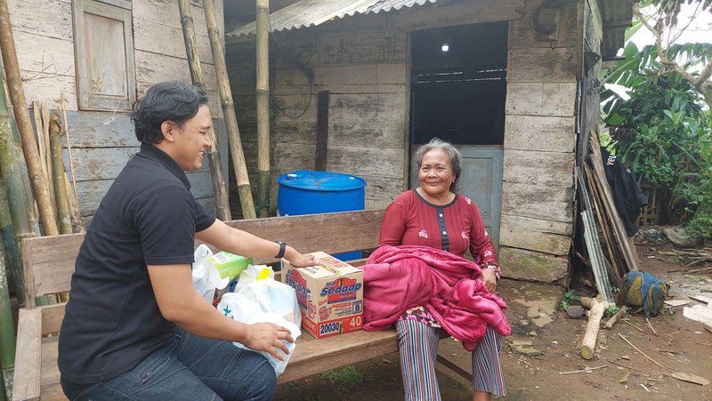 Senangnya Mbah Paniyem Penjual Keranjang, Dapat Donasi dari Sahabat Baik