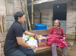 Senangnya Mbah Paniyem Penjual Keranjang, Dapat Donasi dari Sahabat Baik