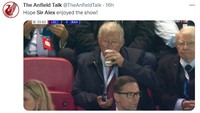 Akun fan base Liverpool ini justru senang Sir Alex nonton langsung di Anfield untuk menyaksikan kemenangan Si Merah di Liga Champions. (Photo: Twitter)