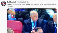Kehadiran Sir Alex Ferguson di Anfield pun mendapat sorotan dari para penggemar di media sosial. (Photo: Twitter)