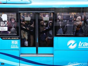 Suasana Mencekam Saat Bus TransJ Tersendat di Perlintasan KA Halimun Suasana Mencekam Saat Bus TransJ Tersendat di Perlintasan KA Halimun