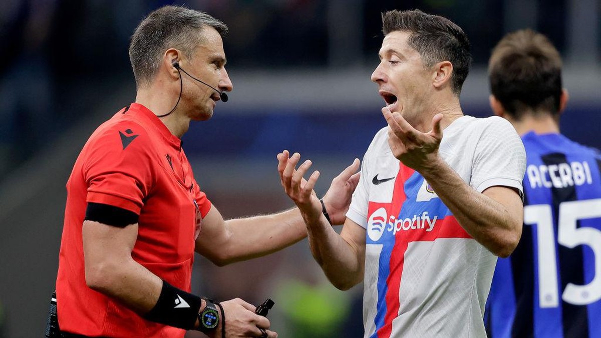Vincic saat berdiskusi dengan Lewandowski. Foto: Getty Images/Soccrates Images