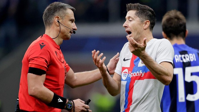 MILAN, ITALY - OCTOBER 4: (L-R) Referee slavko Vincic, Robert Lewandowski of FC Barcelona  during the UEFA Champions League  match between Internazionale v FC Barcelona at the San Siro on October 4, 2022 in Milan Italy (Photo by David S. Bustamante/Soccrates/Getty Images)